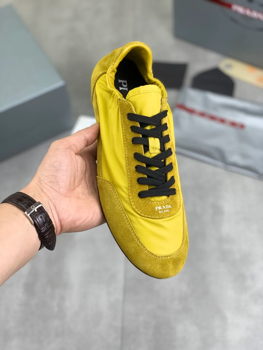 Men's shoes 💰P500💰【New style】hot style is on the official website, 🆘 Trendy brand (Prada) mainly promotes hot style, avant-garde and versatile fashion men's shoes private version mold opening, cowhide surface splicing 1:1 replica... fashionable and simple, original imported cowhide lining cowhide feet; the atmosphere and personality are more fashionable, eye-catching and pursuing class. It will subvert the old idea and be a must-have for fashion trendsetters with you! Must keep it for yourself! Tall and comfortable, large and low, high-end quality workmanship. Size: 38-44; 6️⃣colors available.